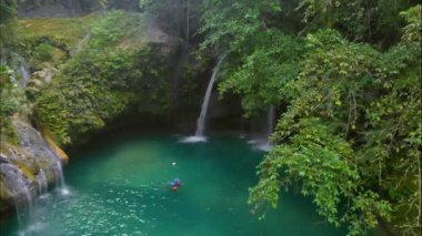 Filipinler 'deki Cebu Adası' ndaki Kawasan Şelalesi 'ndeki gizli şelalelerin hava görüntüsü..