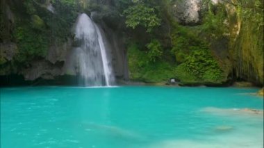Cebu Adası, Filipinler 'deki Kawasan Şelalesi. Tropikal yağmur ormanlarında güzel bir şelale. Doğal yüzme havuzu ve dağ nehri kanyonunda bambu salı olan bir şelale..
