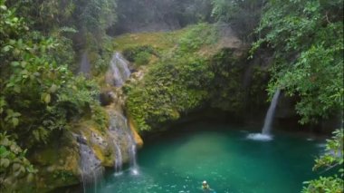 Filipinler 'deki Cebu Adası' ndaki Kawasan Şelalesi 'ndeki gizli şelalelerin hava görüntüsü..