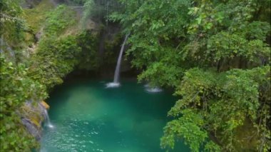 Filipinler 'deki Cebu Adası' ndaki Kawasan Şelalesi 'ndeki gizli şelalelerin hava görüntüsü..