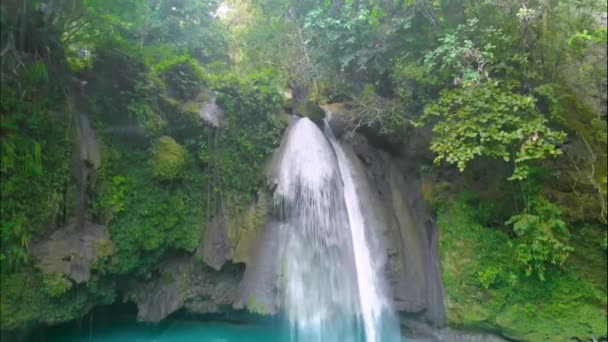 Kawasan Falls na ostrově Cebu na Filipínách. Krásný vodopád v tropickém deštném pralesu.Vodopád s přírodním bazénem a bambusový vor v horském kaňonu.