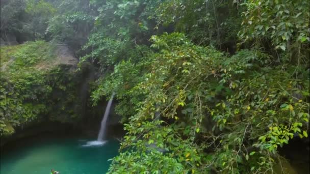 フィリピン セブ島の川山の滝の隠れた滝の空中ビュー — ストック動画