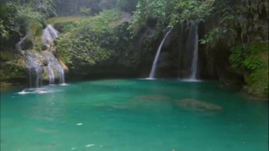 Filipinler 'deki Cebu Adası' ndaki Kawasan Şelalesi üzerinde tropikal yeşil habitatı olan hava şelalesi manzarası.