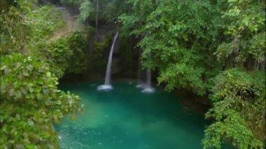Filipinler 'deki Cebu Adası' ndaki Kawasan Şelalesi üzerinde tropikal yeşil habitatı olan hava şelalesi manzarası.