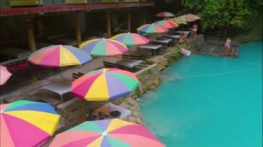 Filipinler, Cebu Adası 'ndaki Kawasan Şelalesi' nde renkli şemsiyeler.