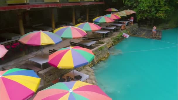 Kleurrijke Paraplu Kawasan Falls Cebu Island Filipijnen — Stockvideo