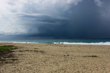 Kolombiya 'nın Cabo San Juan del Guia kentindeki Tayrona Ulusal Parkı' nda etrafı tropikal ormanlarla çevrili Karayip Denizi.