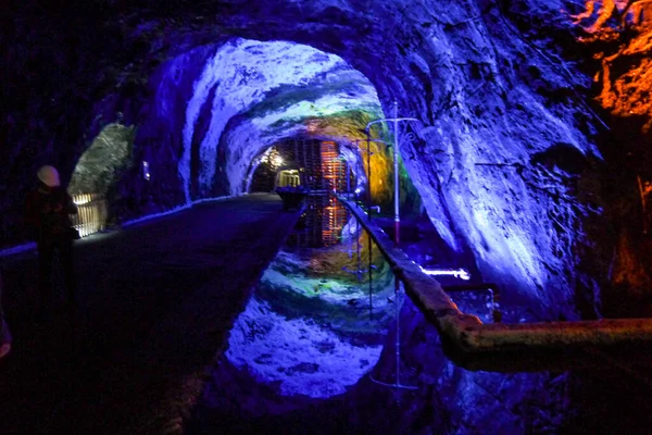 Zrcadlový Efekt Krásným Odrazem Vodě Blízkosti Podzemní Solné Katedrály Zipaquira — Stock fotografie