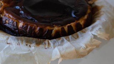 Bask peynirli keki taze pişmiş. Lezzetli San Sebastian peynirli keki servis etmeye ve yemeye hazır..