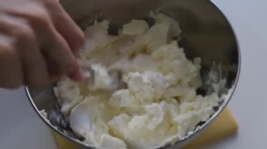 Lezzetli peynirli kek yapan kadın. Metal tencerede adım adım yanmış cheesecake hazırlama
