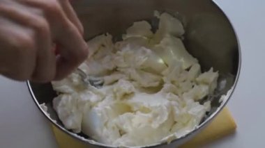 Lezzetli peynirli kek yapan kadın. Metal tencerede adım adım yanmış cheesecake hazırlama