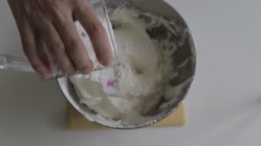 Lezzetli peynirli kek yapan kadın. Metal tencerede adım adım yanmış cheesecake hazırlama