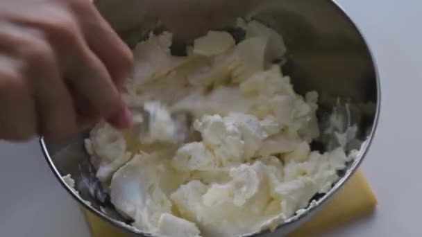おいしいチーズケーキを作る女性 金属鍋に段階的に焼きチーズケーキの手順の準備 — ストック動画