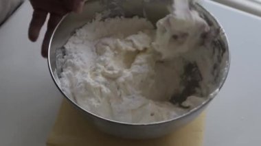 Lezzetli peynirli kek yapan kadın. Metal tencerede adım adım yanmış cheesecake hazırlama