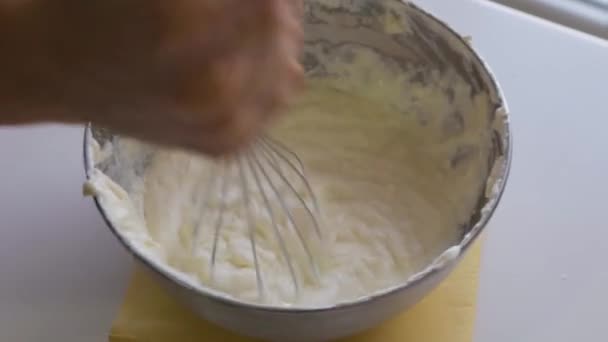女人把美味的芝士蛋糕和烤好的巴斯克芝士蛋糕混合在金属锅里 做美味的巴斯克烤芝士蛋糕在金属罐上一步一步法制备圣塞巴斯蒂安芝士蛋糕 — 图库视频影像