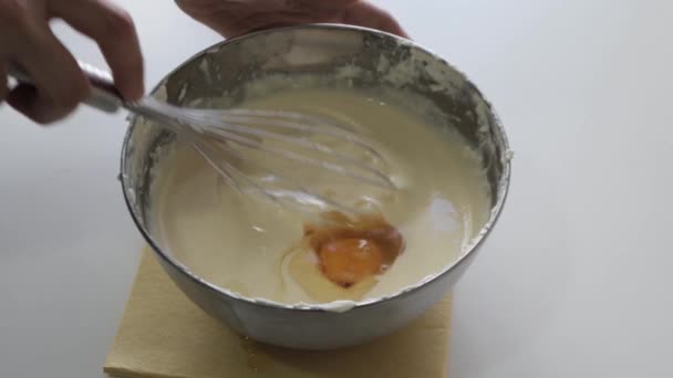 女人在美味的芝士蛋糕屋搅拌鸡蛋 用金属罐一步一步法制备巴斯克烤芝士蛋糕 — 图库视频影像