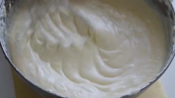 Vrouw Mengen Huisje Van Lekkere Cheesecake Het Bereiden Van Baskische — Stockvideo