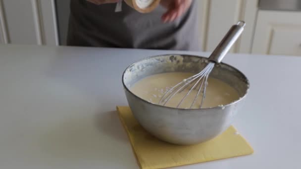 女人把美味的芝士蛋糕和烤好的巴斯克芝士蛋糕混合在金属锅里 做美味的巴斯克烤芝士蛋糕在金属罐上一步一步法制备圣塞巴斯蒂安芝士蛋糕 — 图库视频影像