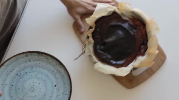 巴斯克烤芝士蛋糕 刚烤好 美味的圣塞巴斯蒂安芝士蛋糕准备上菜吃 — 图库视频影像