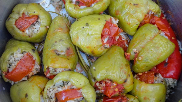 Погляд Традиційну Турецьку Кухню Заправлені Перець Biber Dolmasi Металевій Сковороді — стокове фото