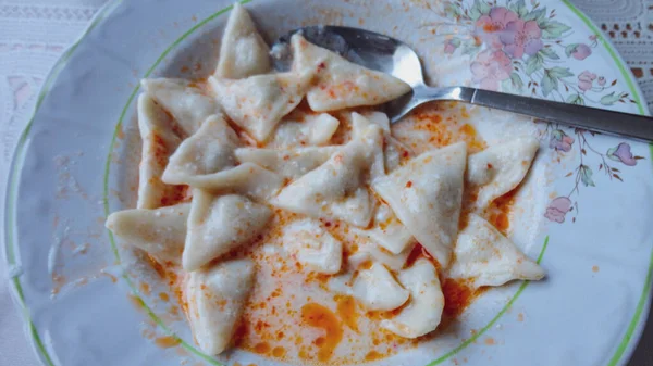 Tradiční Turecká Kuchyně Ravioli Manti Manlama Podávaná Jogurtem Smaženou Máslovou — Stock fotografie