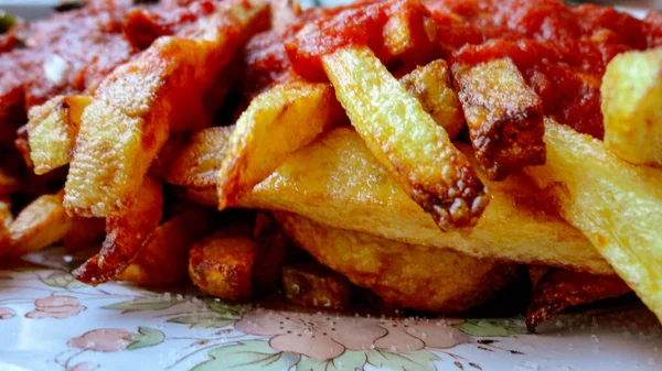 접시에 뜨거운 유기농 토마토 소스를 감자튀김 — 스톡 사진