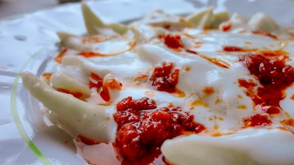 Geleneksel Türk Mutfağı Ravioli Manti Manlama Yoğurt Kızarmış Tereyağı Sosuyla — Stok fotoğraf