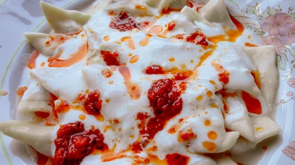 Traditionele Turkse Keuken Ravioli Manti Manlama Met Yoghurt Gebakken Botersaus — Stockfoto