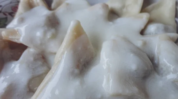 传统的土耳其菜拉维奥 孟提曼拉马加酸奶和油炸酱油 — 图库照片