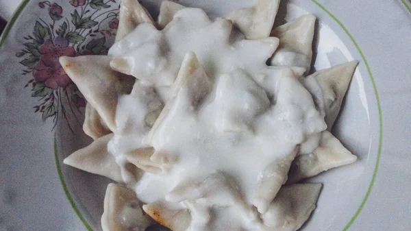 Traditionele Turkse Keuken Ravioli Manti Manlama Met Yoghurt Gebakken Botersaus — Stockfoto