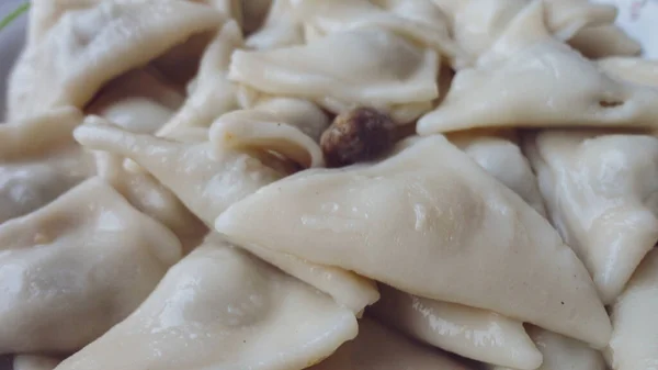 Masakan Tradisional Turki Ravioli Manti Manlama Disajikan Dengan Yogurt Dan — Stok Foto