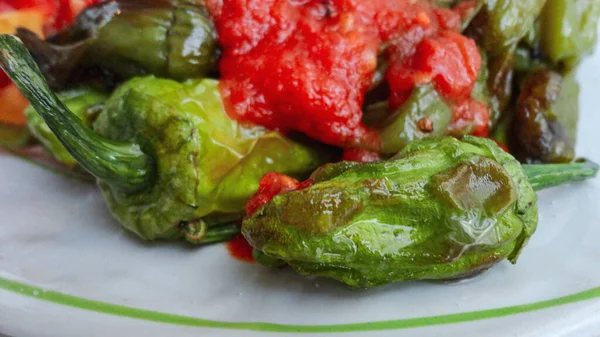 Poivron Vert Frit Recouvert Saucisse Tomate Biologique Dans Plaque Blanche — Photo