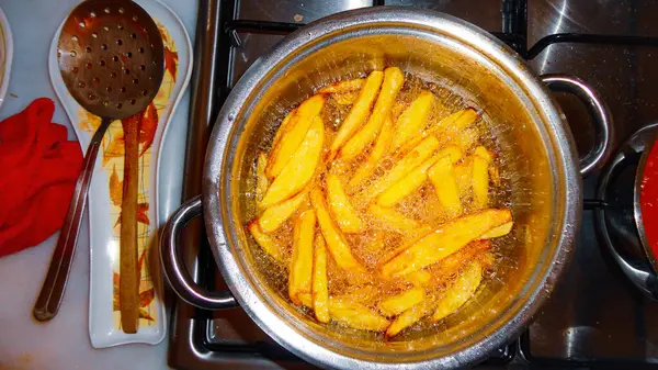 Kartoffelscheiben Werden Kochendem Auf Dem Metalltopf Gebraten — Stockfoto