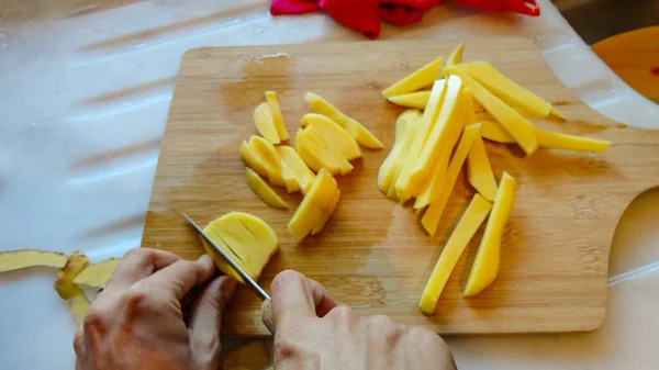 Tranches Pommes Terre Crues Préparées Pour Les Frites Avec Fond Photo De Stock