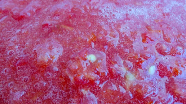 Rode Vloeibare Biologische Tomatensaus Een Witte Pot — Stockfoto