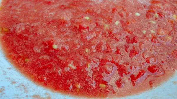 Czerwony Organiczny Sos Pomidorowy Białym Garnku — Zdjęcie stockowe