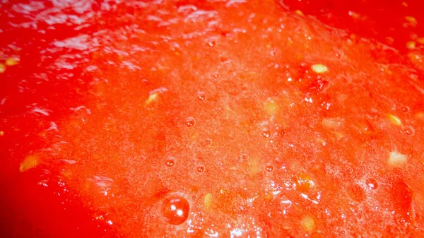 Salsa Tomate Ecológico Líquido Rojo Una Olla Blanca —  Fotos de Stock