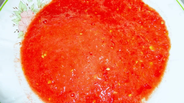 Sauce Tomate Bio Liquide Rouge Dans Une Casserole Blanche — Photo
