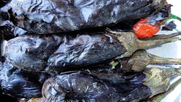 Berenjenas Negras Enteras Asadas Parrilla Olla Metal — Foto de Stock