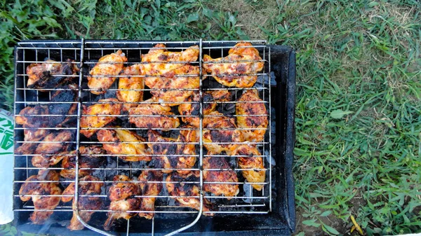 火を閉じバーベキューグリルで鶏の翼 グリル上の鶏の肉 — ストック写真