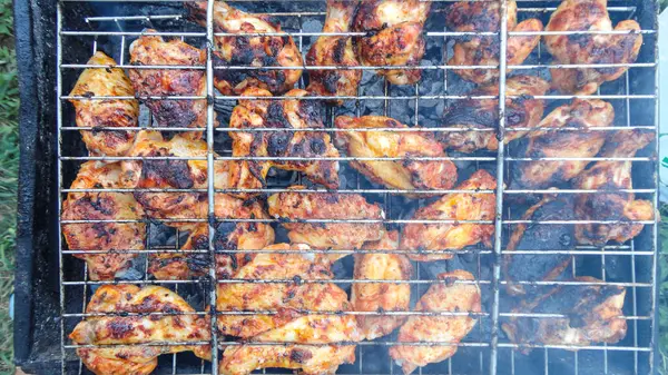 Kuřecí Křidýlka Grilu Ohněm Zblízka Kuřecí Maso Grilu — Stock fotografie