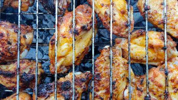 火を閉じバーベキューグリルで鶏の翼 グリル上の鶏の肉 — ストック写真