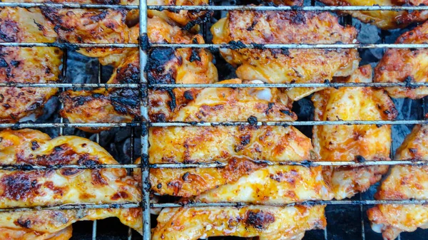 Skrzydełka Kurczaka Grillu Ogniem Bliska Mięso Kurczaka Grillu — Zdjęcie stockowe