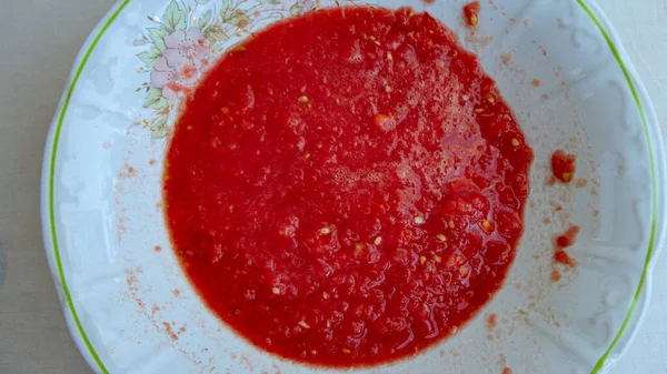 Salsa Tomate Ecológico Líquido Rojo Una Olla Blanca Imagen De Stock