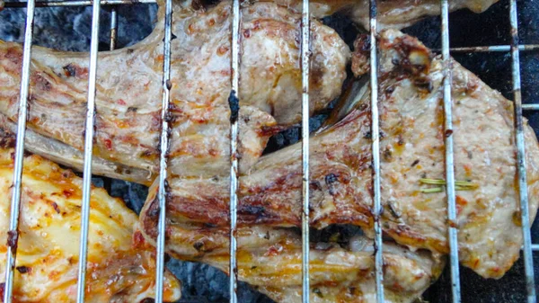 Wołowina Gotowana Grillu Węglowym Grill Metalowym Grillu Gorących Węglach — Zdjęcie stockowe