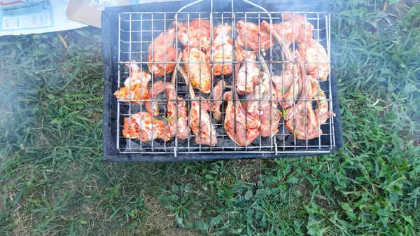 Asas Frango Churrasqueira Com Fogo Perto Carne Frango Grelha — Fotografia de Stock