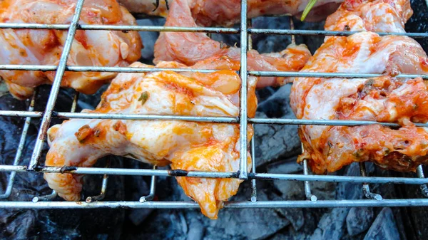 Asas Frango Churrasqueira Com Fogo Perto Carne Frango Grelha — Fotografia de Stock