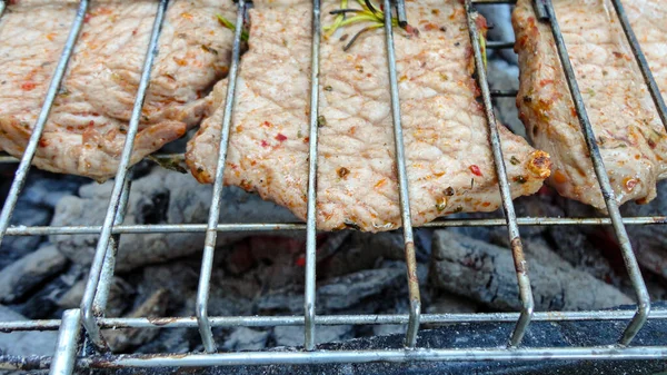 Carne Cozida Churrasco Carvão Livre Churrasco Uma Grade Metal Carvões — Fotografia de Stock