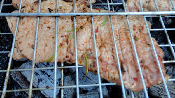 Μοσχάρι Μαγειρεμένο Μπάρμπεκιου Κάρβουνο Μπάρμπεκιου Μεταλλική Σχάρα Ζεστά Κάρβουνα — Φωτογραφία Αρχείου