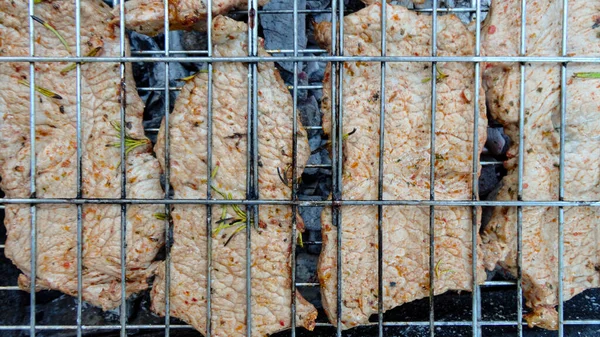 Biftek Dışarıda Kömür Mangalında Pişiyor Metal Izgarada Izgara Sıcak Kömürde — Stok fotoğraf